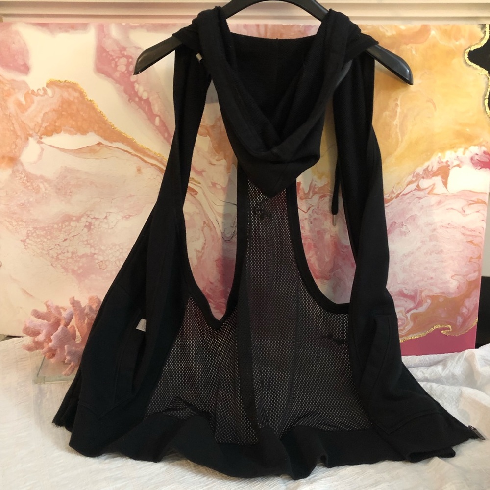 VICTORIA’S SECRET SLEEVELESS HOODIE SIZE L